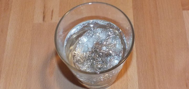 Czyszczenie srebra folią aluminiową i solą — reakcja elektrochemiczna