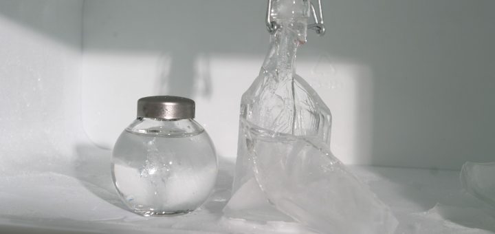 Pęknięta butelka po zamrożeniu wody — rozszerzanie się lodu