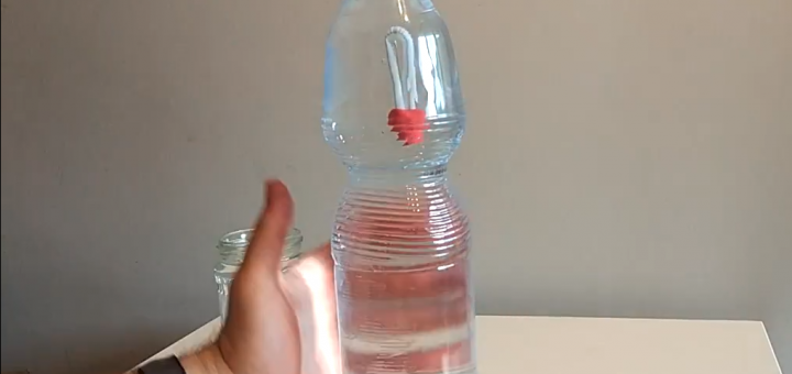 Nurek Kartezjusza ze słomki w plastikowej butelce
