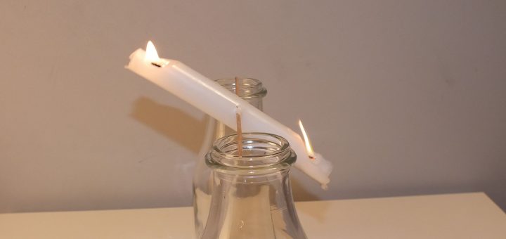 Wahająca się świeca zapalona z obu końców — samopodtrzymujące wahadło