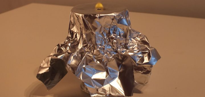 Wytwarzanie wodoru — bąbelki gazu przy reakcji aluminium z wodorotlenkiem sodu