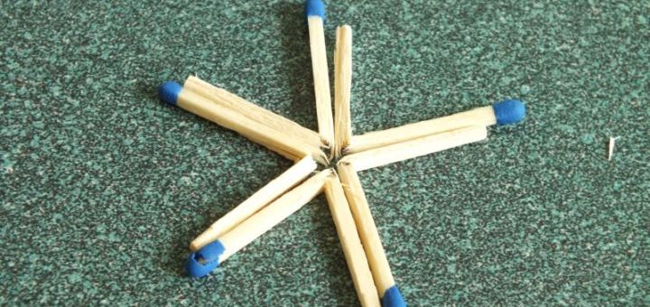 Złamane zapałki prostujące się po zwilżeniu wodą